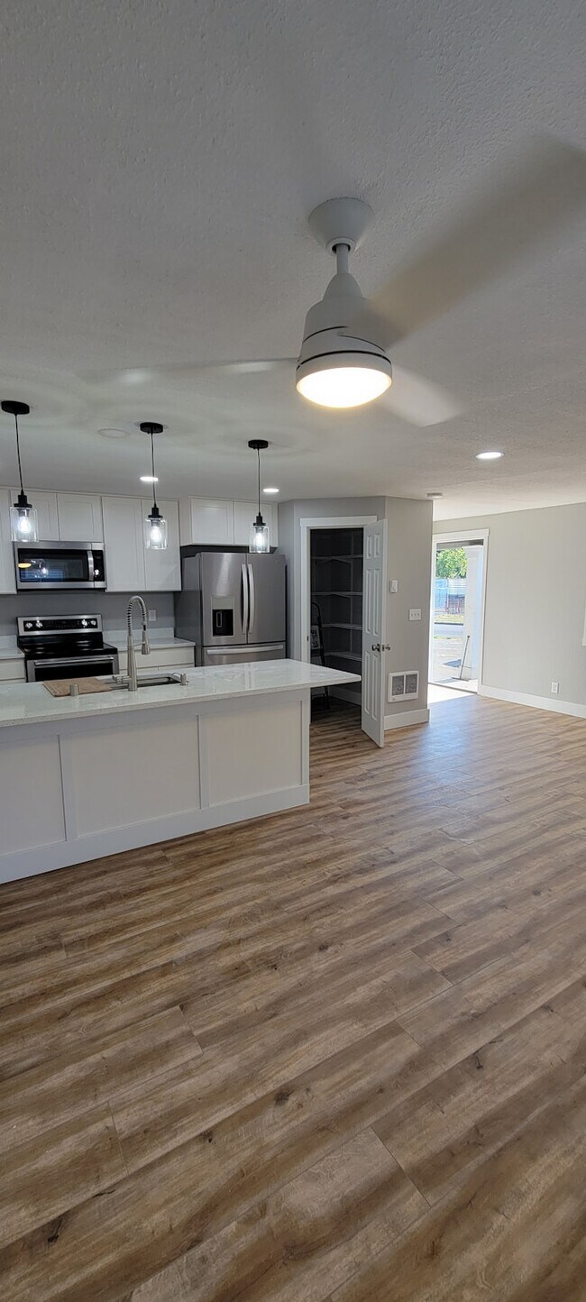 Building Photo - 407 SE 117th Ave