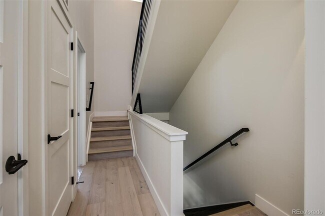 Building Photo - Beautiful Townhome in Southeast Denver
