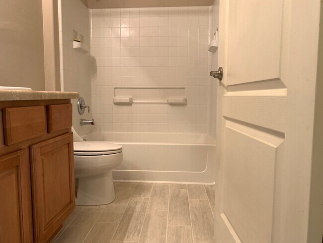 Building Photo - 3Bdm 2Ba Home, Popular Location, Available...