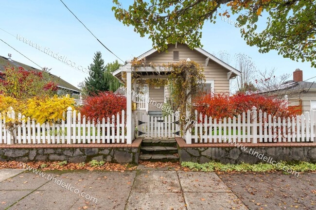 Primary Photo - Beautiful North Portland Home —3- Bedrooms, Garage, Fenced Yard & Bonus Space