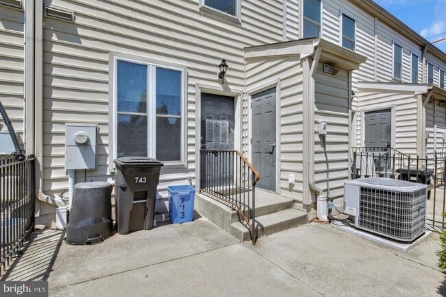 Building Photo - 743 S 13th St