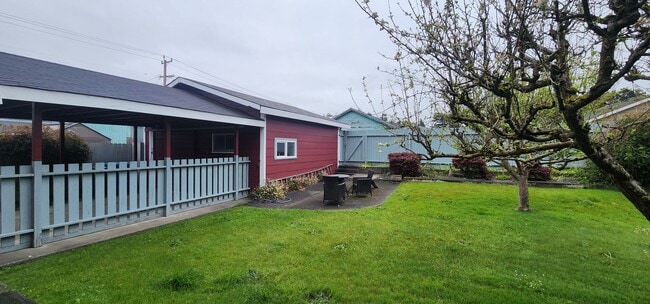 Building Photo - Single Family Fully Furnished Home with Al...