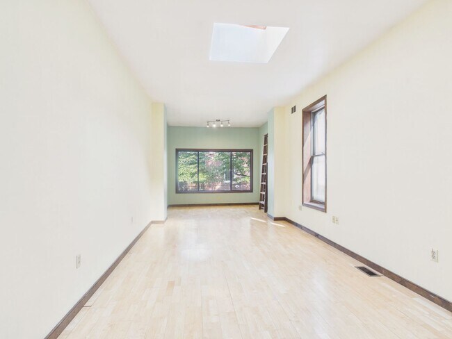 Building Photo - 204 Hamilton St