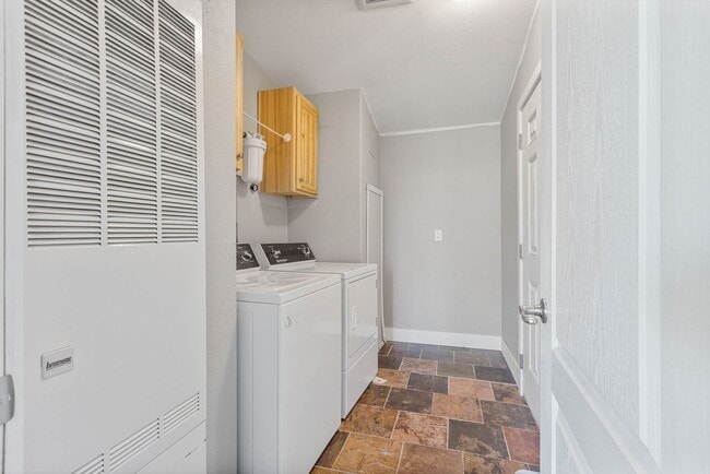 Building Photo - Short term leases available: 3 bed 2 bath ...