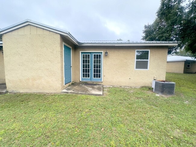 Building Photo - 2Bed/ 1 Bath Apartment Available NOW in Jacksonville!