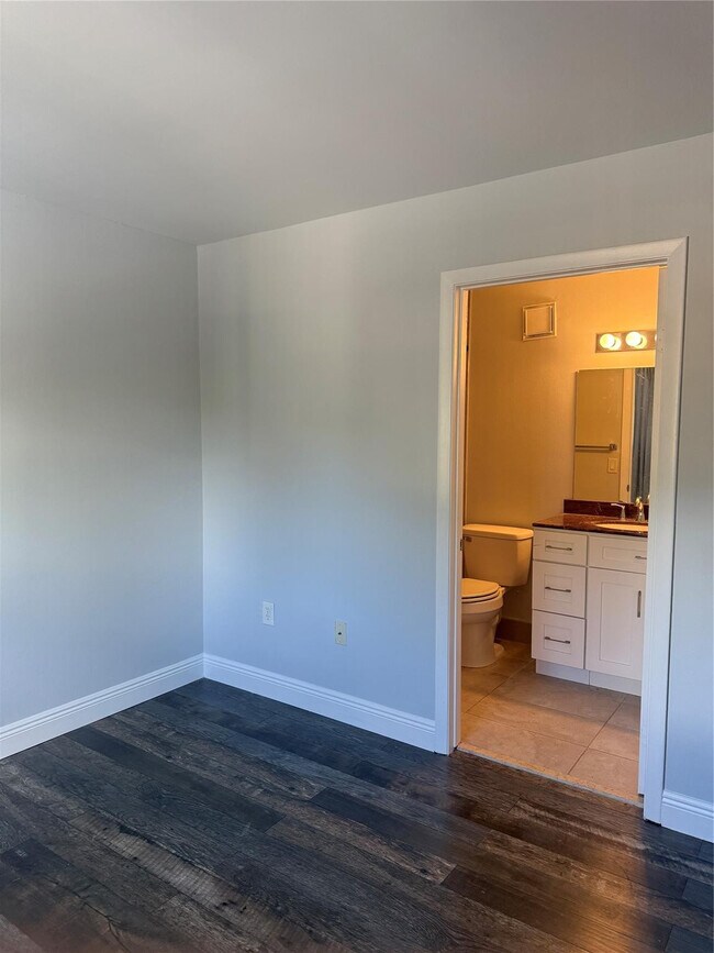 Building Photo - 320 Palm Cir E