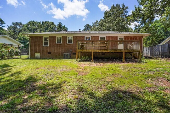 Building Photo - 2416 Lakewood Dr NW