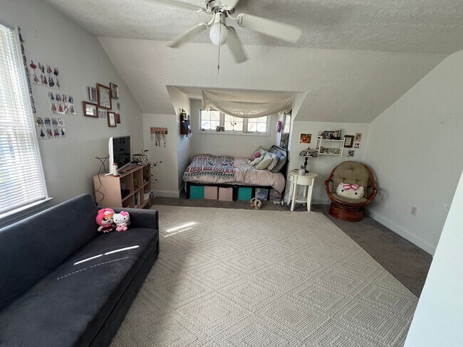 Building Photo - 4 Bedroom/4 Bathroom House!