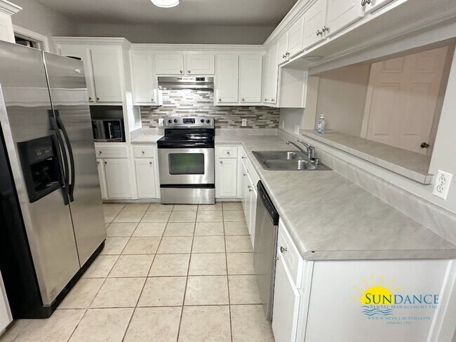 Building Photo - Open layout 3 Bedroom home in Navarre!