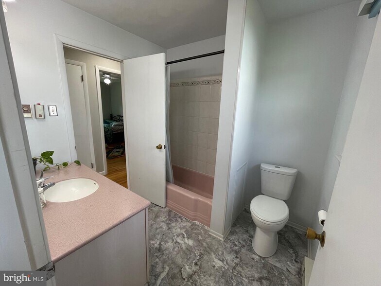 Building Photo - 484 Pennsylvania Ave