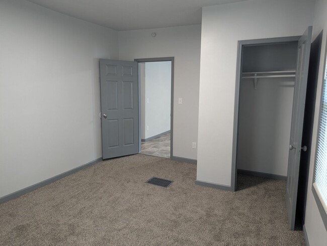 Building Photo - 473 Walnut St