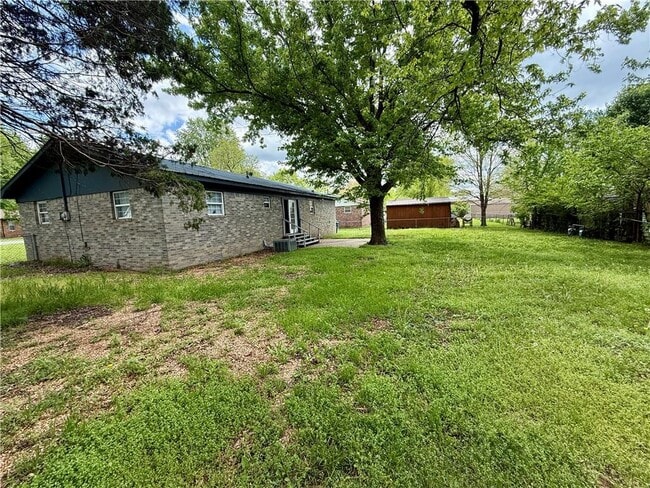 Building Photo - 339 Davis St