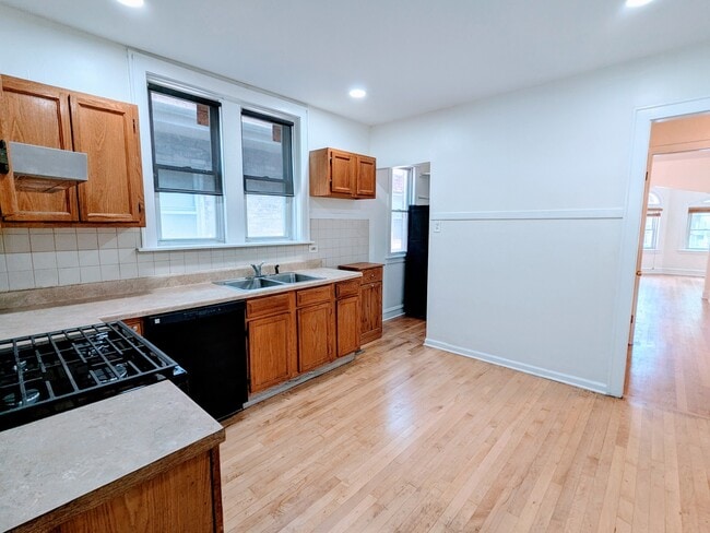 Building Photo - 834 N Kolin Ave