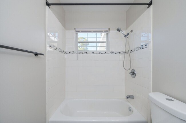 Building Photo - 3 bedroom in Mary Esther Heights!