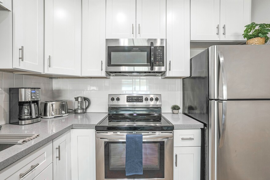 Full kitchen - Appliances - 2821 E Turney Ave