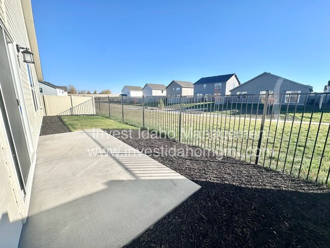 Building Photo - Rent special! Brand new 3 bedroom home ava...