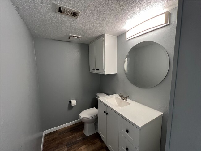 Building Photo - 8332 Oakhaven Rd