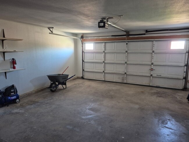 Building Photo - 3 Bedroom 2 Bath