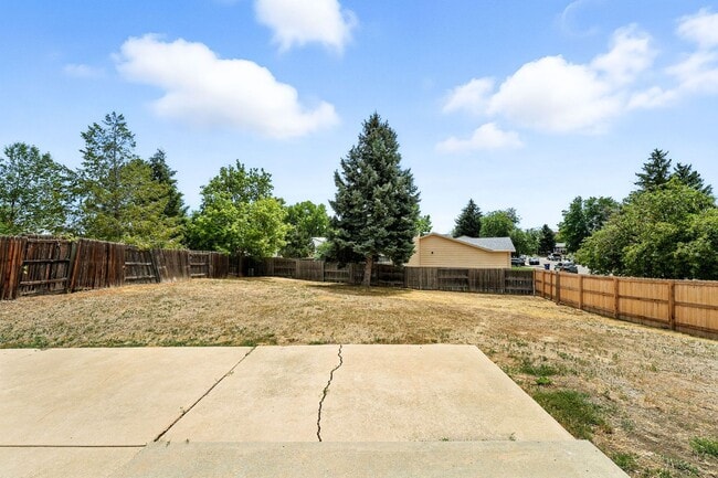 Building Photo - Spacious Tri-Level Home on Corner Lot – Av...