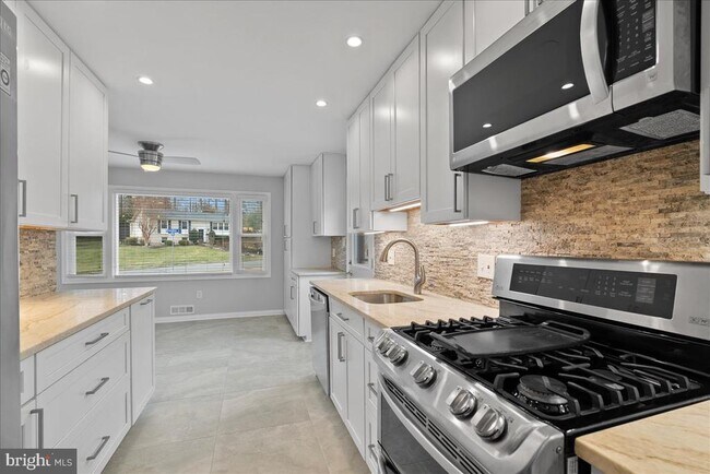 Building Photo - 7845 Brompton St