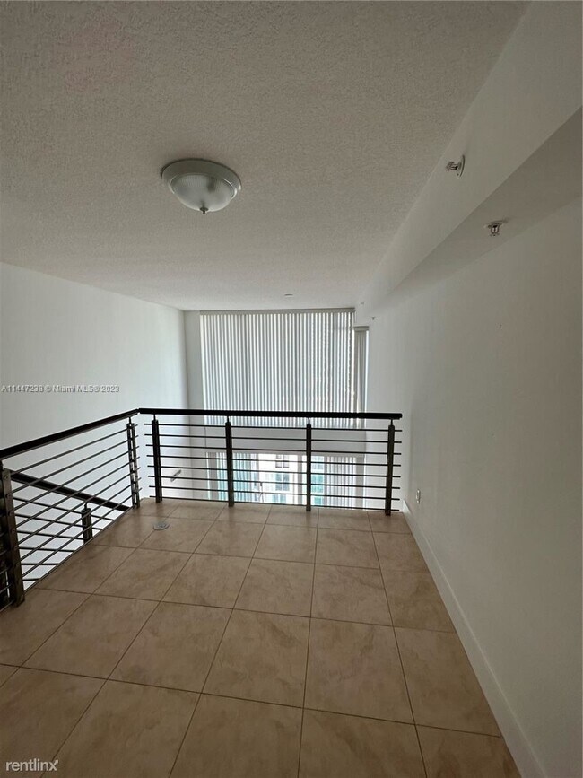 Building Photo - 1 br, 1.5 bath Condo - 41 SE 5th St Apt 1612