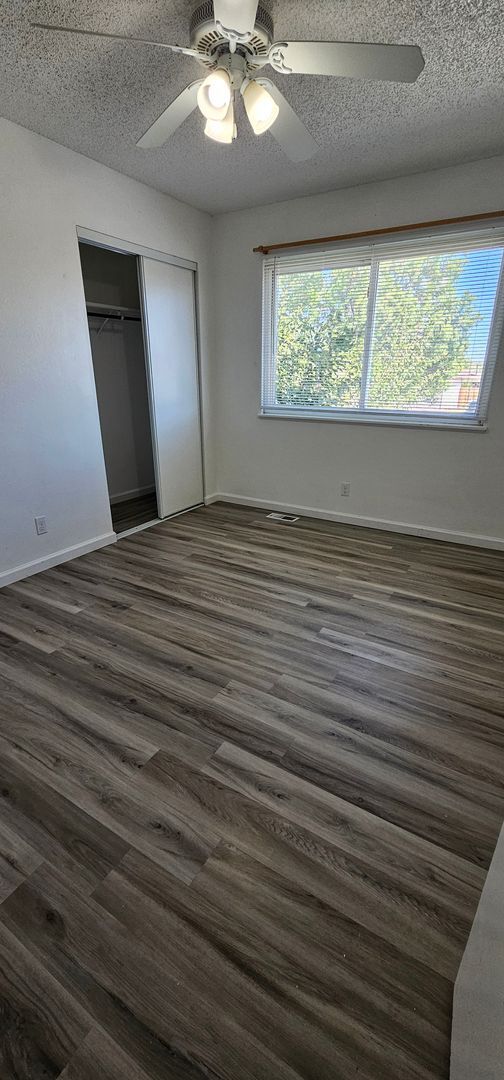 Building Photo - For Rent 3 bed 3 bath Plus 4th room or Off...