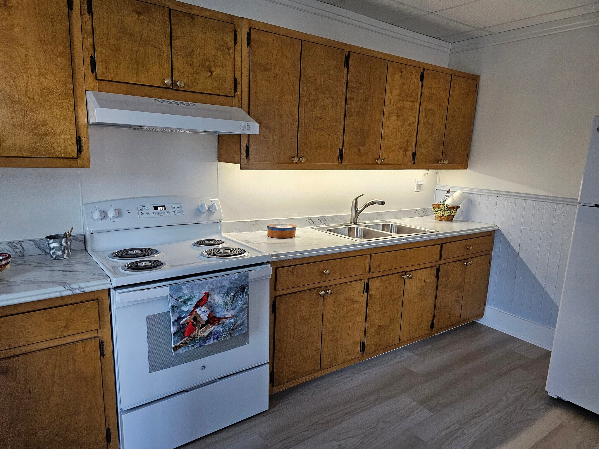 Kitchen Counter lighted - 421 Tazewell Ave