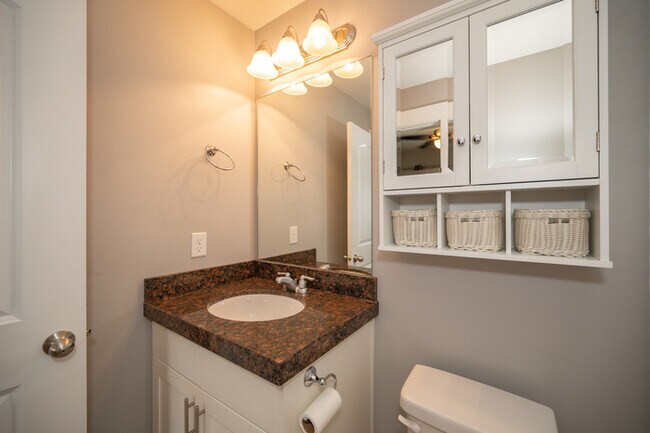 Building Photo - Main Floor Condo in Saratoga Springs!