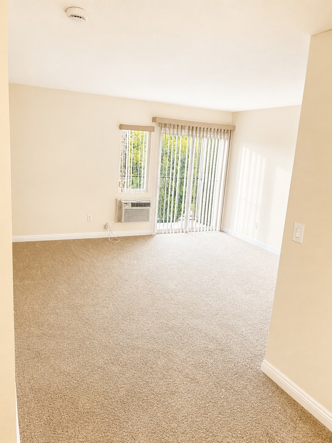 Building Photo - 1 bedroom condo in gated community near SDSU!