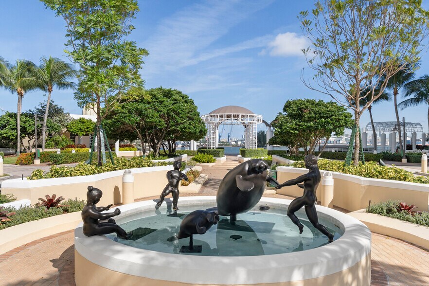 Building Photo - 848 Brickell Key Dr