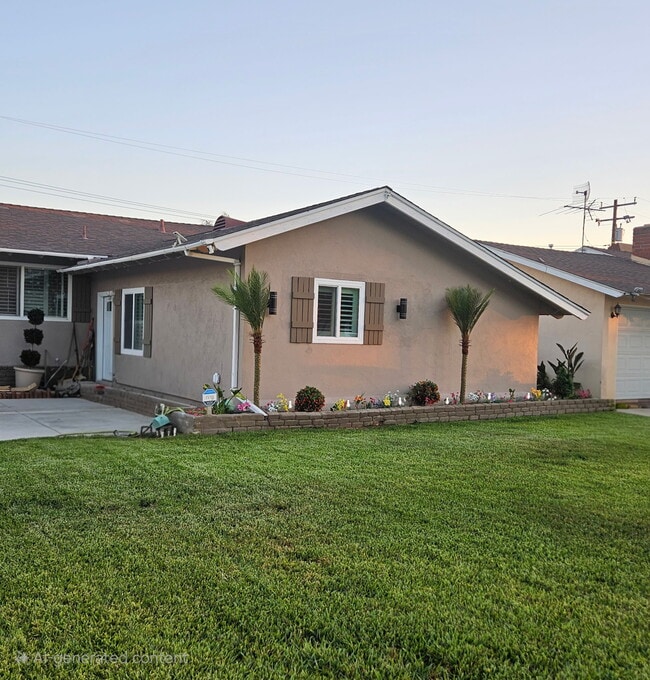 A Single bedroom attached to main house - 1205 W Vesta St