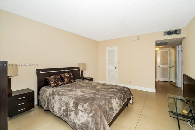 Building Photo - 2030 S Ocean Dr