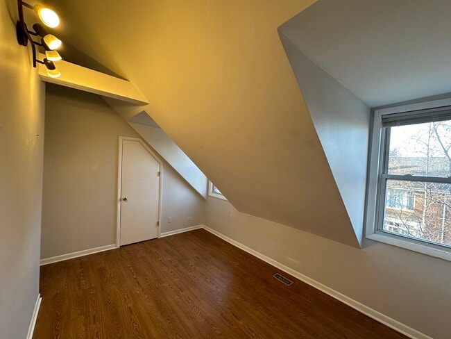 Building Photo - 2451 N Marshfield Ave