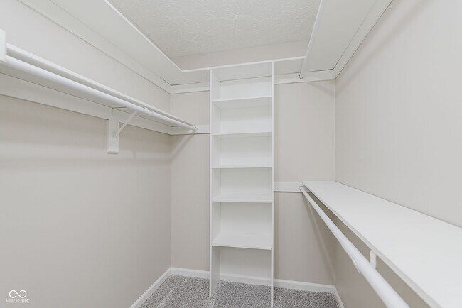 Building Photo - 3037 Golfview Dr