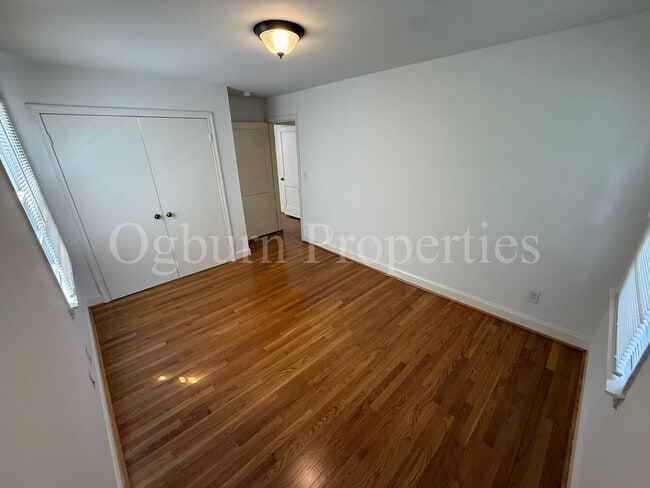 Building Photo - 2403 Lyndhurst Ave
