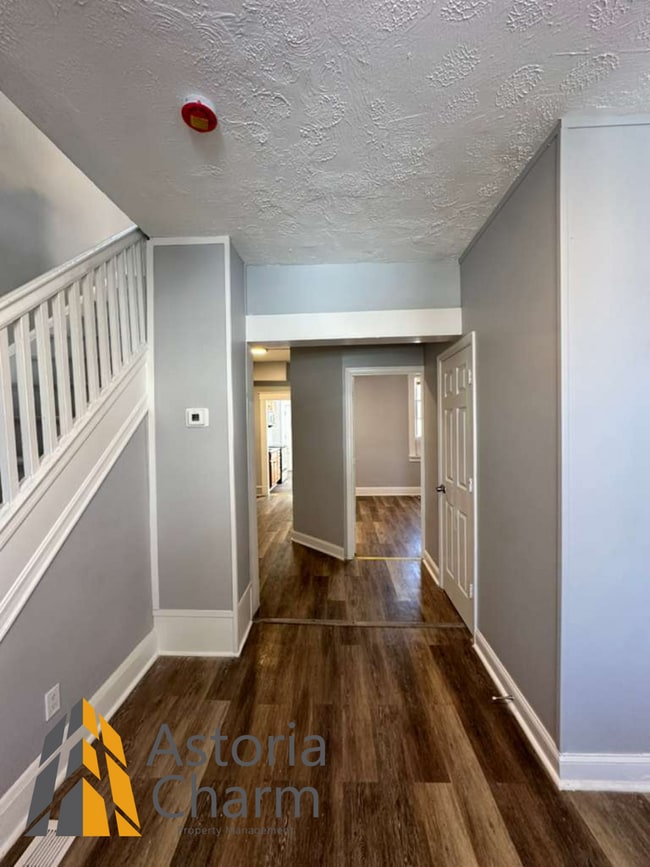 Building Photo - 4 Bedroom or 3 Bedroom with Den Home with First Floor Bedroom on Homestead Street