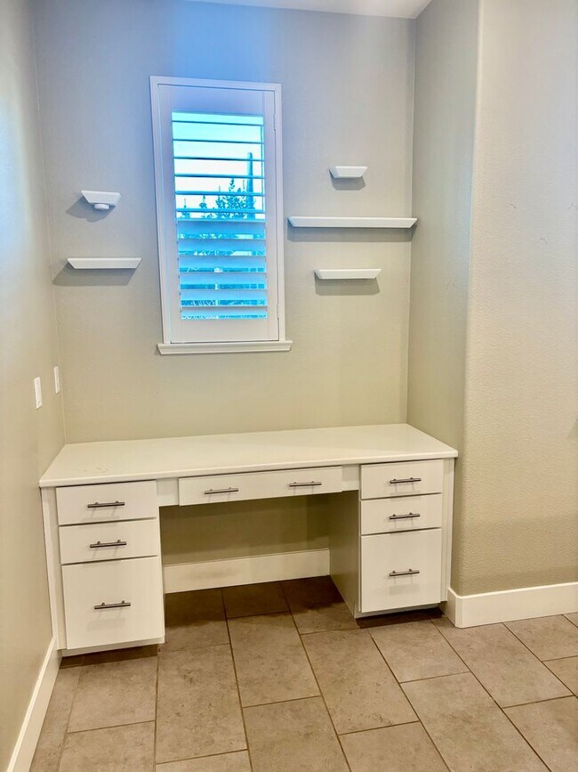 Building Photo - Must see beautiful and large Townhome in Dublin- Close to Everything!