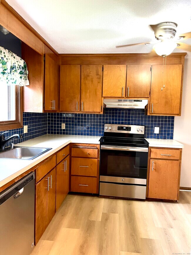 Building Photo - 1509 Summer Hill Dr