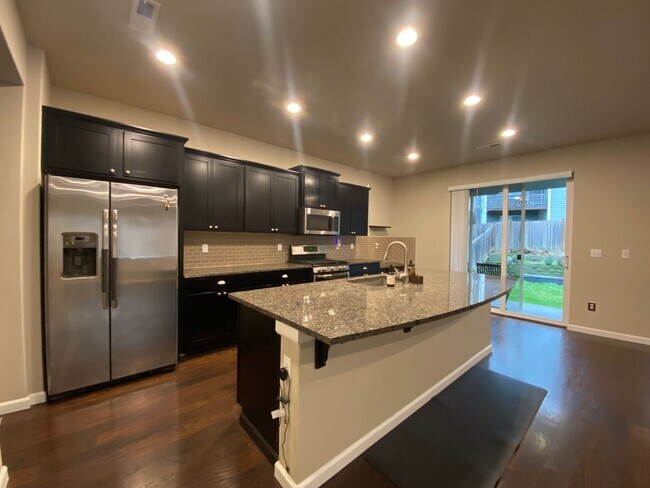 Building Photo - 3 bedroom, 2568 Sqft. home In Federal Way