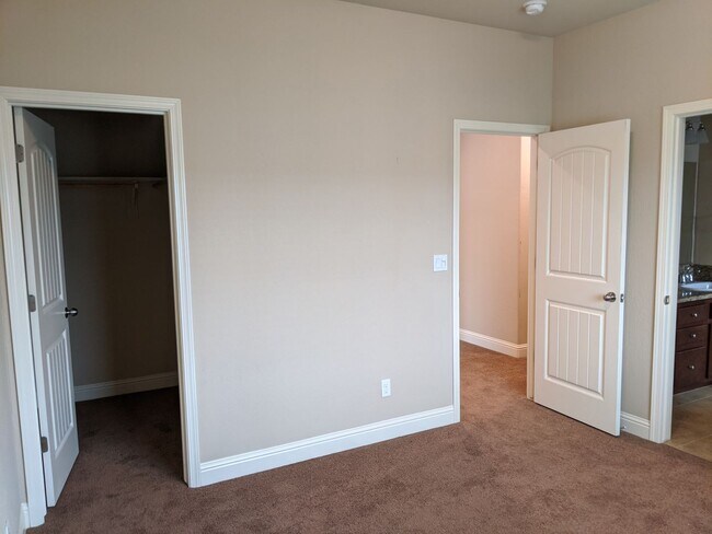 Building Photo - Newer construction home with open floor plan and nice upgrades. Clovis unified schools.