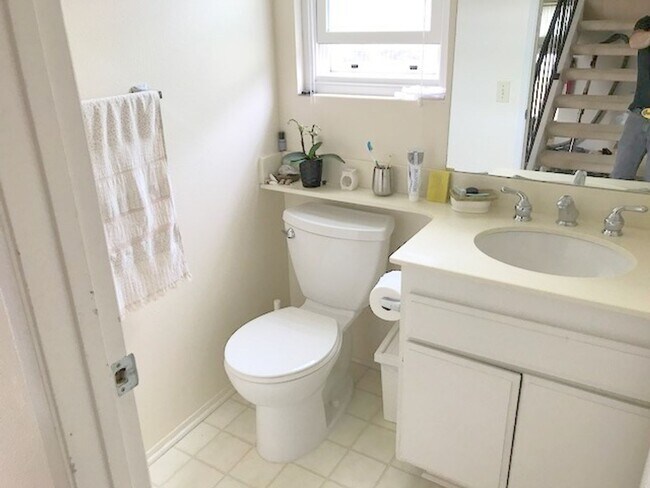 Building Photo - Spacious La Jolla 2BR/1.5BA Townhouse with...