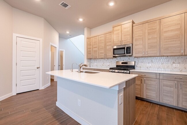 Building Photo - Beautiful 4 Bedroom, 2.5 Bathroom home in Manor!!!