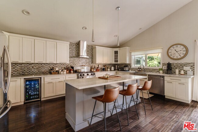 Building Photo - 5940 Matilija Ave