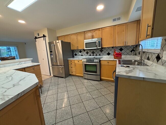 Building Photo - 9449 Bay Colony Dr