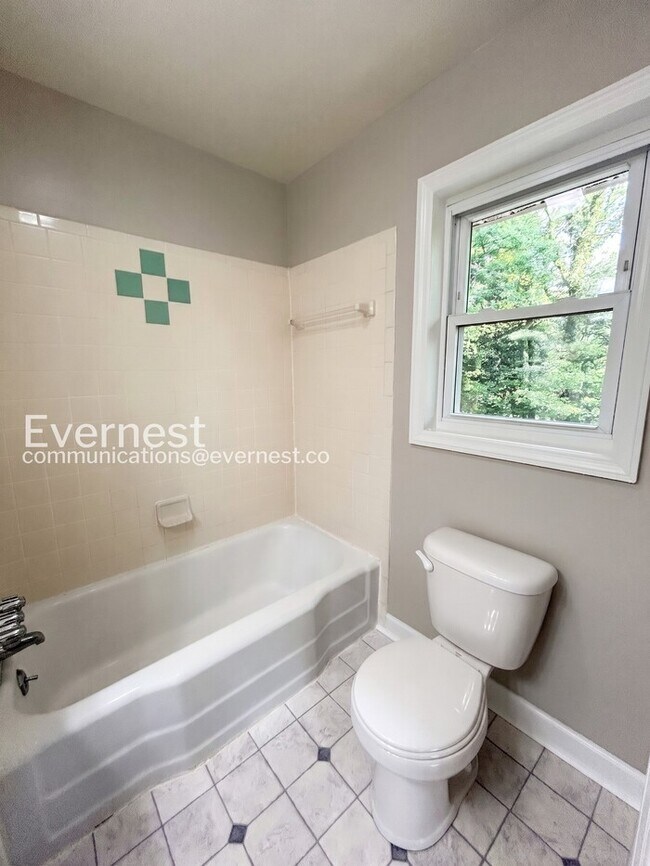 Building Photo - 112 Tabor St