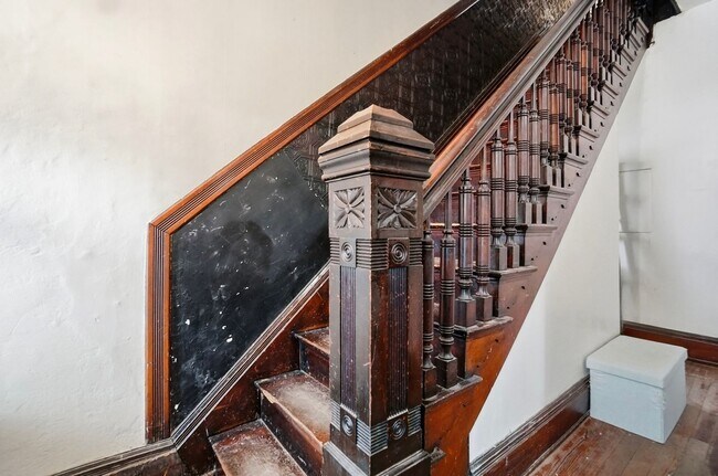 Building Photo - 7 bed/2 bath on Rohs St., Mins. from UC for Only $600/pp ($4,200/mo)! $250 SIGN ON BONUS FOR LTO!!!