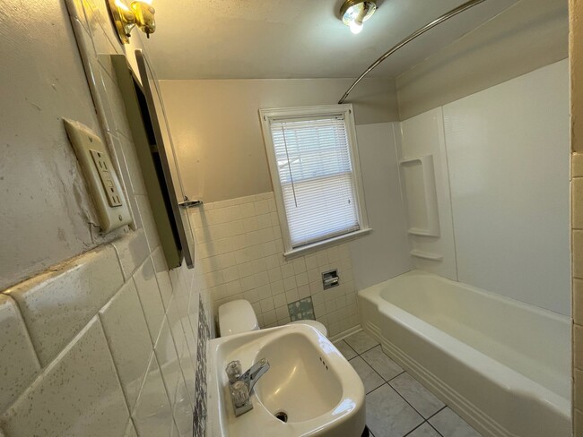 Building Photo - 2 bedroom Home Near Campus! Preleasing for...