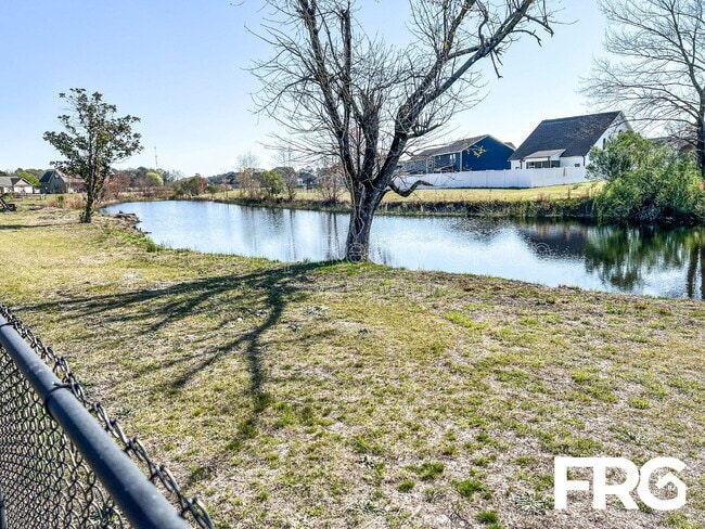 Building Photo - 200 Willow Pond Dr