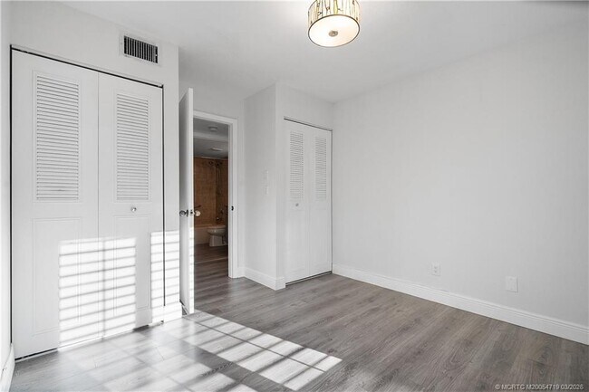 Building Photo - 1935 SW Silver Pine Way