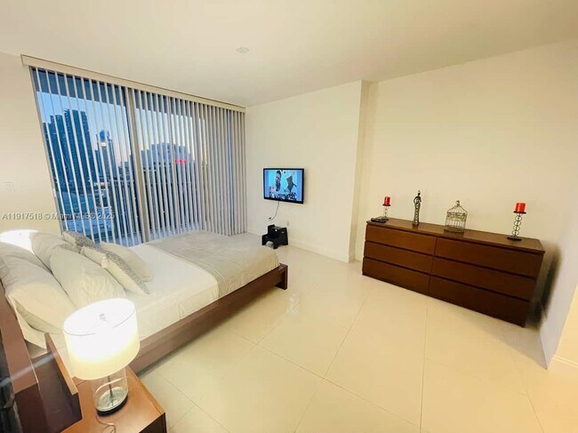 Building Photo - 1750 N Bayshore Dr